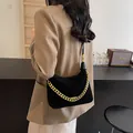 Minimalistische schwarze Wildleder-Achseltasche mit dicker Goldkette und Gurt - Schwarz