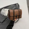 Piccola borsa quadrata vintage marrone con tracolla a catena e trama craclè - Cachi