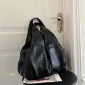 Grande borsa tote nera in ecopelle con pieghe triangolari e fibbia in metallo laterale - Nero