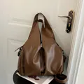 Borsa tote minimalista in ecopelle testa di moro con struttura piegata e trama morbida - Marrone