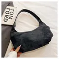 Borsa a mezzaluna in camoscio nero opaco con cuciture a contrasto e tracolla larga trendy - Nero
