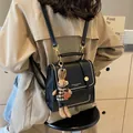 Mochila vintage francesa de cuero sintético negro con costuras en contraste y colgante conejo - Con Colgante de Conejo / Negro
