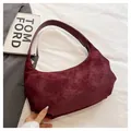 Borsa hobo minimalista bordeaux in camoscio con cuciture a contrasto e zip dorata - Rosso