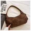 Borsa a mezzaluna in camoscio testa di moro con tracolla in pelle e zip dorata - Marrone