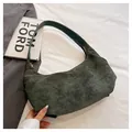 Borsa a mezzaluna in camoscio verde scuro con cuciture bianche a contrasto - Verde