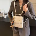 Mochila y bolso de mano vintage en cuero blanco crema con dije de conejo de peluche - Con Colgante de Conejo / Blanco Roto
