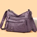 Borsa a tracolla viola scuro in morbida pelle lavata con multitasche e cinghia larga - Viola