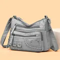 Graue Umhängetasche aus gewaschenem Kunstleder mit mehreren Taschen und Metallring-Details - Grau