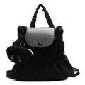 Mochila de nailon plisado negro chic con solapa gris y amuleto de corazón - Negro