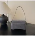 Minimalistische graue Wildleder-Unterarmtasche für Damen mit goldener Metallschnalle - Grau