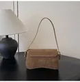 Braune Schultertasche aus Wildleder mit Goldringen und Retro-Minimalismus-Design - Braun
