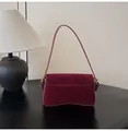 Modische burgunderrote Wildleder-Schultertasche mit Goldschnallen und feinem Riemen - Rot