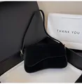 Minimalistische schwarze Wildleder-Unterarmtasche mit goldenen Beschlägen - Schwarz
