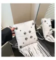 Bolso bandolera de cuero blanco con remaches plateados y flecos largos de estilo lujo - Blanco