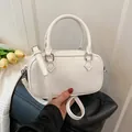 Weiße Boston-Tasche mit Lychee-Muster, Tragegriffen und verstellbarem Schultergurt - Weiß