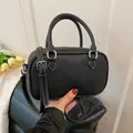 Schwarze Boston-Tasche aus Kreuznarbenleder mit weißen Nähten und silbernen Details - Schwarz