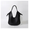 Borsa a spalla minimalista in pelle nera con nodi decorativi e apertura a V - Nero