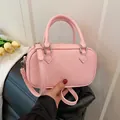 Rosafarbene Boston-Tasche mit Litschistruktur, Silber-Hardware und Schultergurt - Rosa