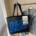 Borsa tote nera alla moda con testo blu e trama elegante in carta DuPont - Nero
