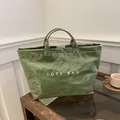 Dettaglio della borsa tote verde con texture carta stropicciata e strato esterno - Verde Erba