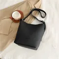 Bolso tipo cubo clásico en cuero texturizado negro con logotipo en relieve - Negro