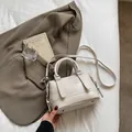 Bolso bandolera en relieve blanco crema con asa y herrajes metálicos plateados - Blanco (Sin Colgante)