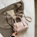 Bolso Boston rosa grabado con asas dobles y bandolera fina para mujer con estilo - Rosa (Sin Adorno)
