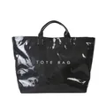 Bolso tote negro brillante de textura arrugada con estampado TOTE BAG blanco minimalista - Negro