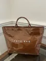 Borsa tote in carta Dupont marrone con rivestimento lucido impermeabile e scritta TOTE BAG - Marrone