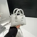 Mini witte mode schelptas hanger met zilveren metalen bal en lederen handvat - Wit
