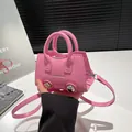 Roze minimalistische leren handtas met unieke grote zilveren metalen boldecoraties - Roze