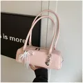 Rosa Lackleder-Schultertasche mit weißer Spitzenschleife und Herzanhänger - Rosa