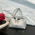 Sac à main en cuir argenté avec rivets métalliques et design de style motard - Argent