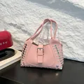 Sac à main rose texture litchi avec rivets argentés et boucles de style punk rock - Rose