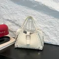 Sac à main chic en cuir grainé blanc crème avec rivets argentés et style punk - Blanc