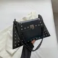Borsa sottospalla vintage nera con borchie quadrate argento e tracolla a catena - Nero