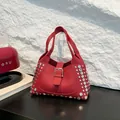 Sac à main rouge en cuir grainé avec des rivets argentés au design rock chic - Rouge