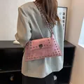 Borsa sottobraccio rosa vintage in pelle PU con borchie e tracolla a catena su modella - rosa acceso