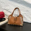 Borsa a mano in pelle marrone con rivetti argentati e fibbia vintage in stile USA - Marrone