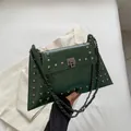 Borsa sottospalla in pelle verde scuro con rivetti quadrati e tracolla a catena nera - Verde