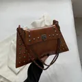 Borsa sottobraccio vintage marrone con borchie, catena e texture in similpelle retro - Marrone