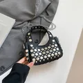 Zwarte kiezellederen mini-handtas met zilveren studs en zilveren metalen ketting - Zwart