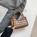 Bruine emmertas van leer met zilveren studs en kettingriem in variantweergave - Bruin