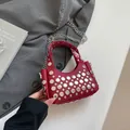 Rode halve maan mini-tas met zilveren ronde klinknagels en metalen ketting - Rood