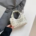 Chique beige crossbodytas met zilveren studs en een metalen kettingriem - Wit