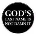 Pin redondo de esmalte negro con texto blanco GOD'S LAST NAME IS NOT DAMN IT broche - Estilo God's Last Name / Negro con letras blancas