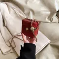 Mini sac boîte rouge foncé matelassé avec fermoir fleur dorée et bandoulière - Bordeaux