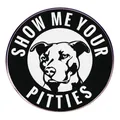 Pin redondo de esmalte con texto Show Me Your Pitties e ilustración de pitbull en blanco y negro - Estilo de Texto en Blanco y Negro