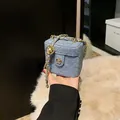 Mini sac boîte en denim bleu matelassé avec chaîne dorée et fermoir camélia - Bleu Denim