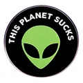 Pin de esmalte de alienígena divertido con eslogan This Planet Sucks sobre negro - Extraterrestre (THIS PLANET SUCKS)
